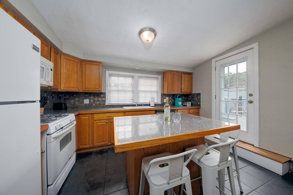Couples And Beach Lovers Meet Your Needs In One Location Marblehead Exterior foto